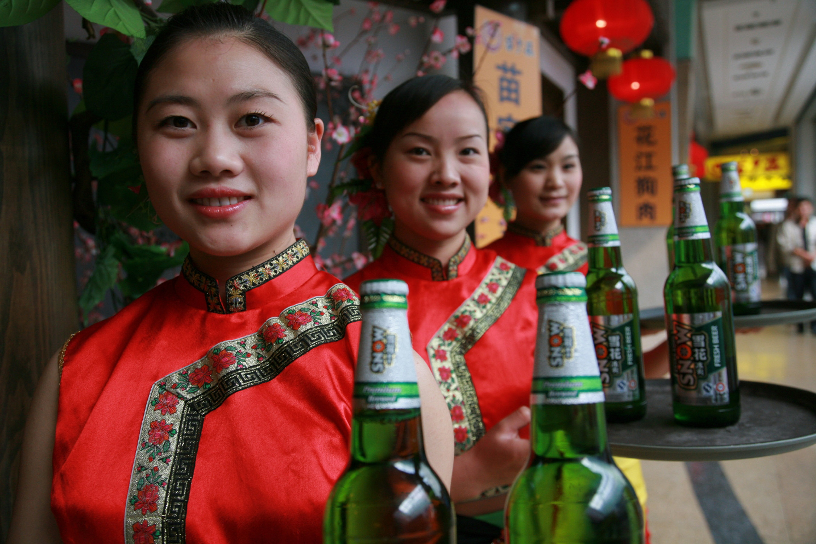 Пиво по китайски. Китайское пиво. Алкоголь в Китае. Выпивка в Китае. Пьющие китайцы.